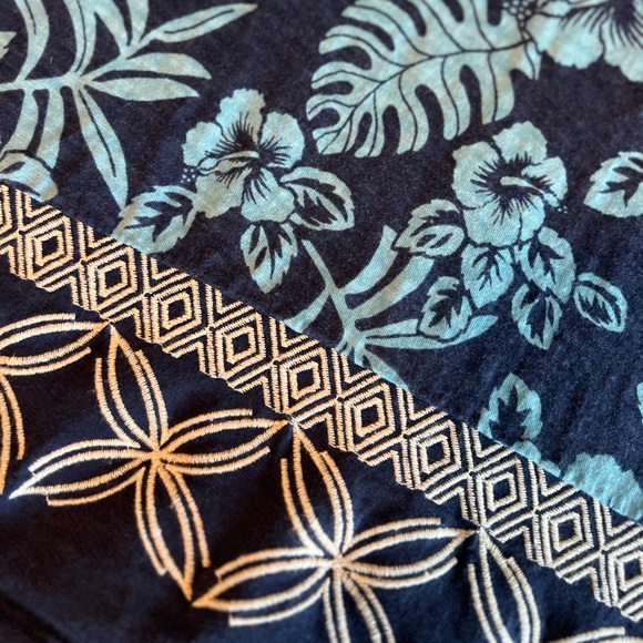 Tommy Bahama large navy blue floral embroidered blouse - Picture 4 of 6